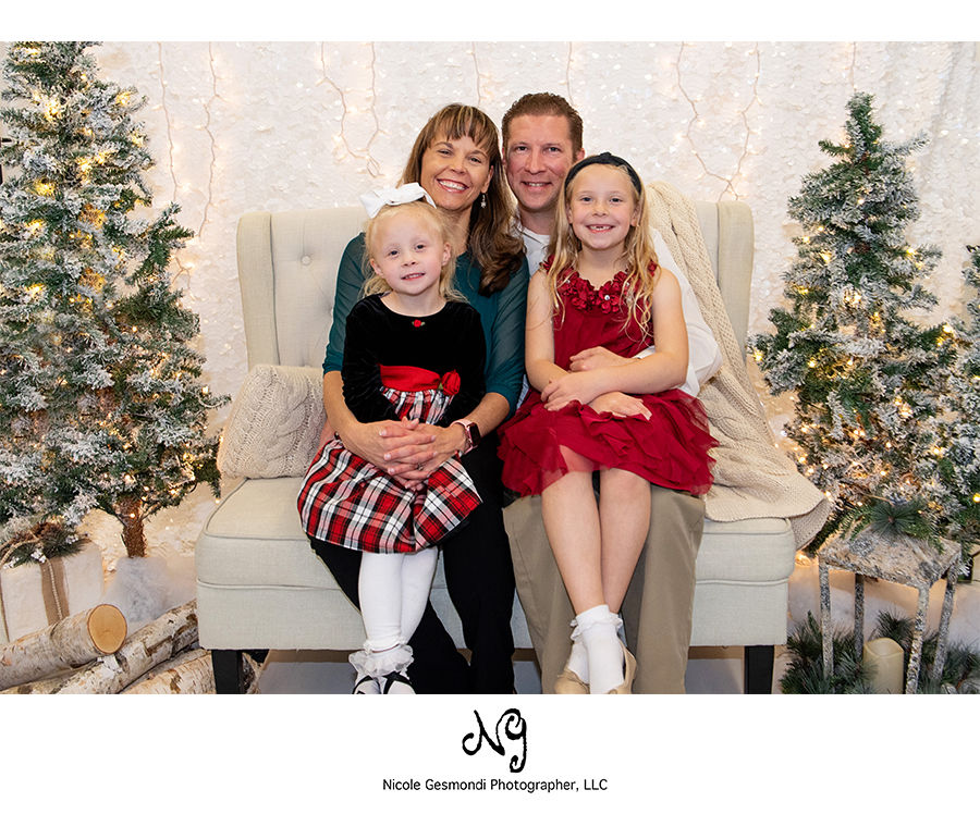Matching Outfits for Holiday Portraits | Nicole Gesmondi Photographer coordinating indoor family portrait holiday outfits